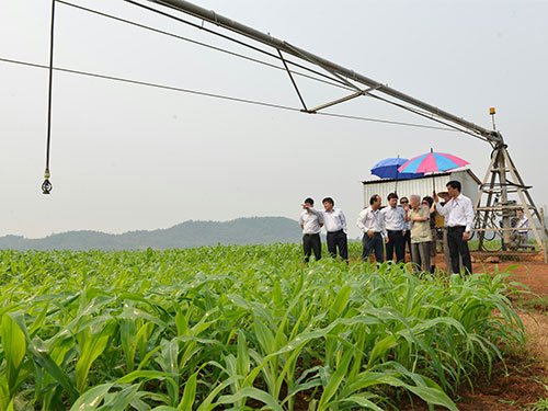 Nguyên Phó Thủ tướng Nguyễn Công Tạn (thứ hai từ phải qua) và đoàn cán bộ Bộ Nông nghiệp - Phát triển nông thôn thăm trang trại của Tập đoàn TH. (Ảnh tư liệu của Tập đoàn TH) Nguyên Phó Thủ tướng Nguyễn Công Tạn (thứ hai từ phải qua) và đoàn cán bộ Bộ Nông nghiệp - Phát triển nông thôn thăm trang trại của Tập đoàn TH. (Ảnh tư liệu của Tập đoàn TH)