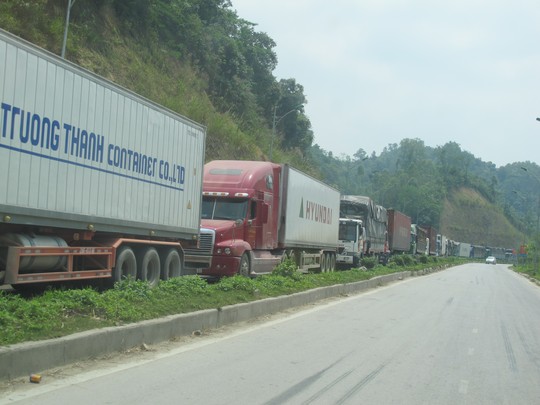 Hàng trăm xe container và xe tải chở hàng nông sản bị ùn tắc kéo dài suốt 4 km từ cửa khẩu Tân Thanh đến ngã ba Pắc Luống ở quốc lộ 4A - Ảnh chụp ngày 5-4-2015, VĂN DUẨN