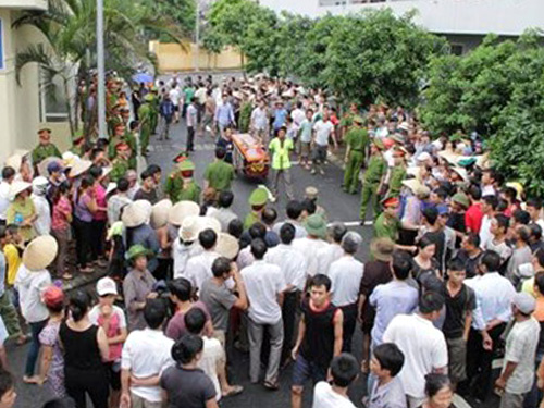 Gia đình đưa quan tài thi thể ông Nguyễn Quảng Trường tới yêu cầu khám nghiệm tử thi, làm rõ nguyên nhân tử vong (ảnh Nguyễn Quyết)