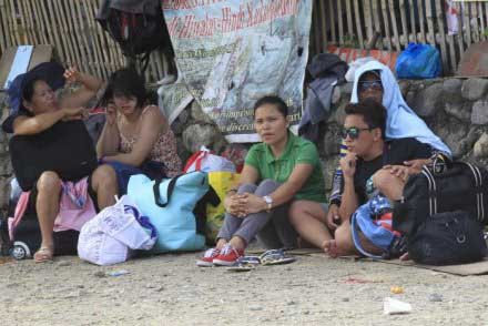 Hành khách bị mắc kẹt trên đảo Marinduque, miền trung Philippines. Ảnh: Reuters