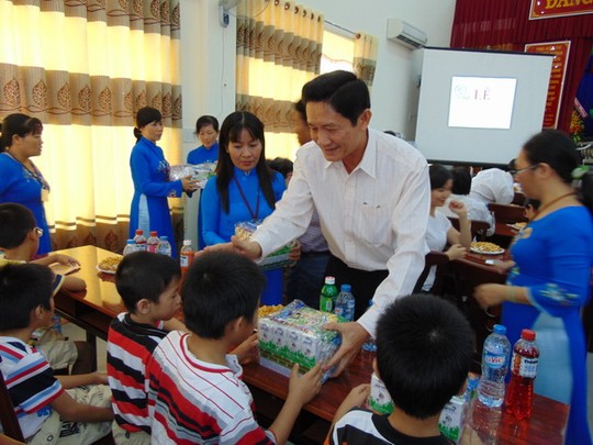 Ông Trần Trung Dũng - Giám đốc Sở LĐ-TB-XH TP HCM, tặng quà cho các cháu thiếu niên khó khăn