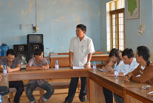 Ông Dương Văn Châu (đứng) đọc bản kiểm điểm và thừa nhận 
sử dụng bằng giả