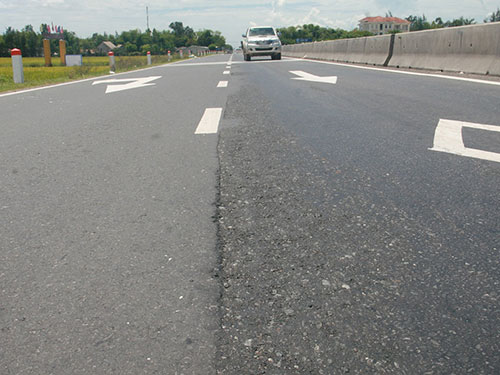 Mặt đường Quốc lộ 1 qua địa phận xã Bình Phục, huyện Thăng Bình, tỉnh Quảng Nam mới khánh thành đã hư hỏng