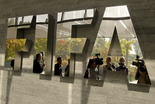 Báo chí ngóng tin trước trụ sở FIFA tại Zurich, Thụy Sĩ