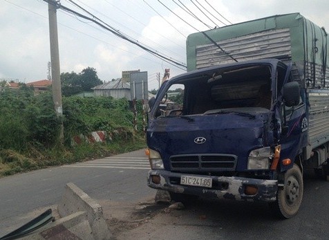 Một chiếc xe tải tông văng khối bê-tông dải phân cách