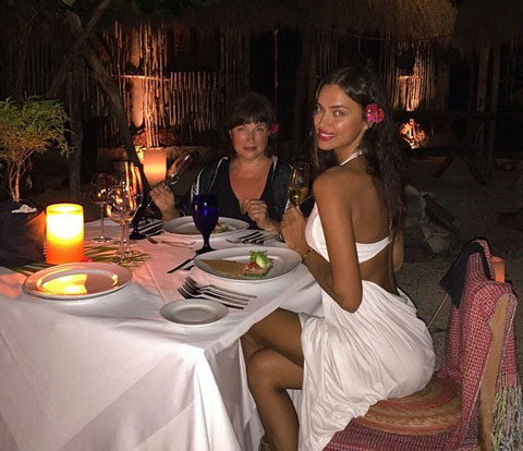 Irina ăn tối cùng mẹ ở Cancun, Mexico