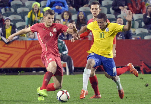 Gabriel Jesus (10) trong vòng vây các hậu vệ Serbia