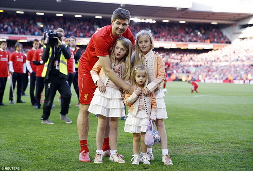 Cùng các con gái vẫy chào người hâm mộ trên sân Anfield