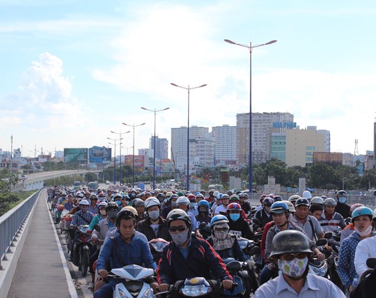 Vụ tai nạn gây nên cảnh ùn tắc nghiêm trọng trên làn xe 2 bánh ở cầu Sài Gòn 2