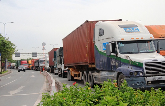 Dòng xe container, xe tải đứng chôn chân hàng cây số trên đường Mai Chí Thọ, hướng vào cảng Cát Lái