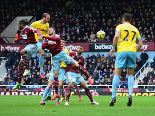 Glenn Murray (trái) bật cao đánh đầu ghi bàn cho Palace