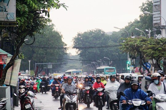 Ghi nhận đến 18h chiều cùng ngày, nhiều khu vực trong nội thành vẫn bị ngập sâu. Trong khi đó, cơn mưa chưa dứt hẳn khiến giao thông ở nhiều tuyến đường bị ùn ứ, người dân phải di chuyển hết sức khó khăn.