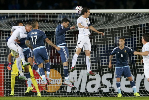 Uruguay tấn công bằng cả các hậu vệ có chiều cao như Diego Godin