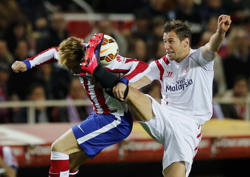 Fernando Torres bị hậu vệ Krychowiak phía Sevilla đeo bám quyết liệt