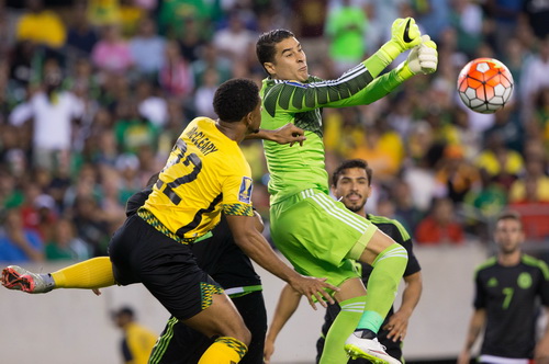 Thủ môn Guillermo Ochoa bảo vệ khung thành Mexico ở chung kết Gold Cup