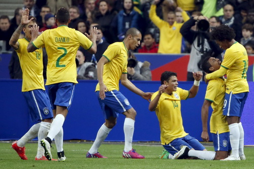 Luis Gustavo (17) ấn định chiến thắng 3-1 cho Brazil