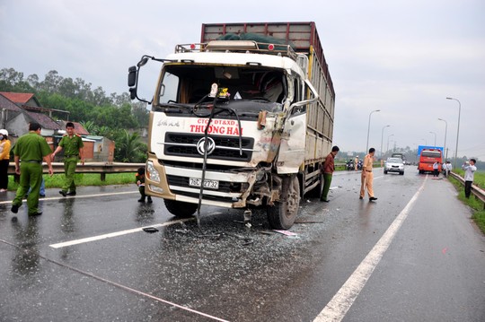 Một xe tải do tài xế say rượu điều khiển gây tai nạn ở trên Quốc lộ 1, đoạn qua phường Trương Quang Trọng, TP Quảng Ngãi, tỉnh Quảng Ngãi tông vào một xe khách ngày 9-12-2014 làm 15 người bị thương. Ảnh: Tử Trực