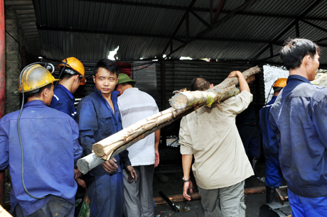 Gần 300 công nhân đào lò tinh nhuệ đã được huy động, thay phiên nhau đào đường lò mới nhằm sớm tiếp cận vị trí công nhân mắc kẹt