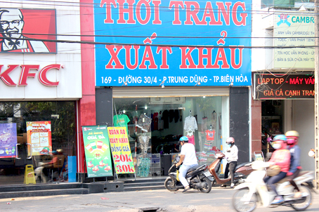 Một cửa hàng bán hàng xuất khẩu ở phường Trung Dũng (TP Biên Hòa)