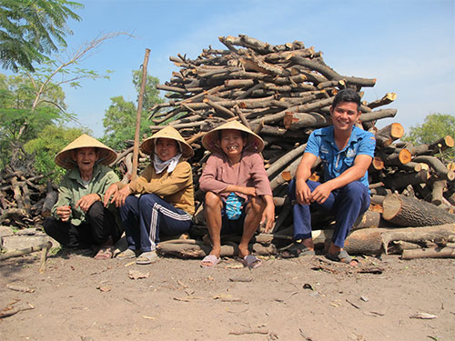 Các “tiều phu” tranh thủ nhặt cành cây còn sót lại giữa trời nắng gắt và phút thư giãn của họ bên “chiến lợi phẩm” (ảnh dưới)