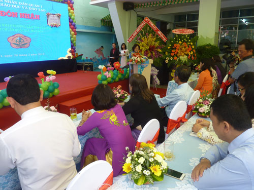 Bà Nguyễn Thị Anh Đào, Hiệu trưởng Trường Mầm non Cô Giang, báo cáo hoạt động của trường tại lễ đón nhận trường đạt chuẩn quốc gia