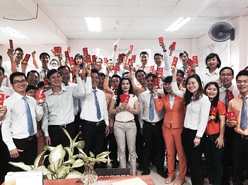Cán bộ, nhân viên Công ty Kim Oanh tận tâm phục vụ khách hàng Cán bộ, nhân viên Công ty Kim Oanh tận tâm phục vụ khách hàng