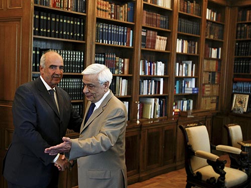 Ông Vangelis Meimarakis (trái) được Tổng thống Hy Lạp Prokopis Pavlopoulos yêu cầu thành lập chính phủ mới hôm 21-8 Ảnh: REUTERS