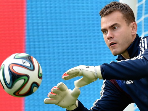 Thủ môn Akinfeev bị phỏng do pháo sáng trên sân Montenegro