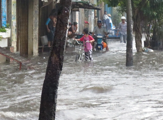 Nhiều tuyến đường quận Bình Thạnh, Thủ Đức, Bình Tân… bị ngập sâu trong nước. Nhiều khu vực, nước chưa kịp rút lại tiếp tục bị ngập thêm.