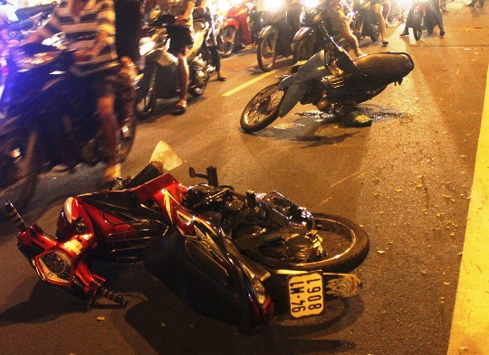 Hai thanh niên nghi cướp đồ rồi bỏ chạy, đã tông nát đầu chiếc xe máy do anh Hòa điều khiển