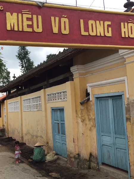 Nhiều hộ dân xin ở tạm trong Miếu Võ Long Hồ rồi chiếm luôn đất