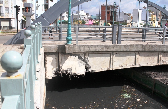 Sự cố làm nứt gầm và ảnh hưởng đến kết cấu của cây cầu