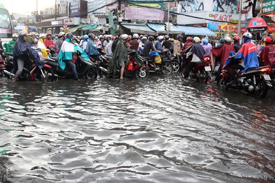 Nước ngập lênh láng trên đường Đinh Bộ Lĩnh (quận Bình Thạnh)