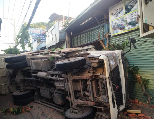 Chiếc xe tải chờ gạch lật nhào, ập vào 2 căn nhà trên đường Đặng Văn Bi