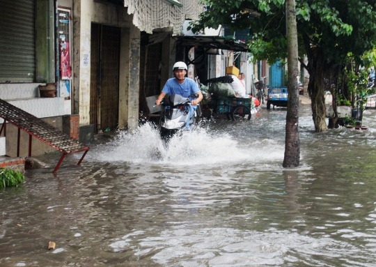 Nước ngập tràn lên cả vỉa hè trên đường Nguyễn Hữu Cảnh (quận Bình Thạnh)