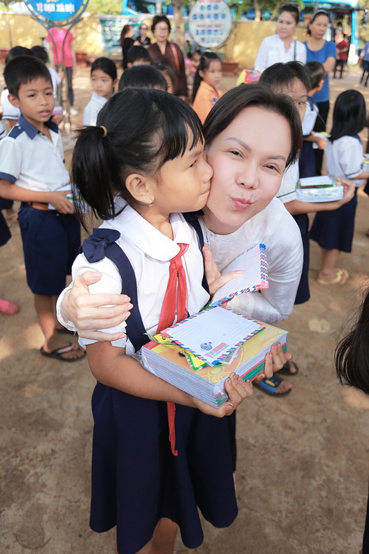 Tặng tập, sách và tiền