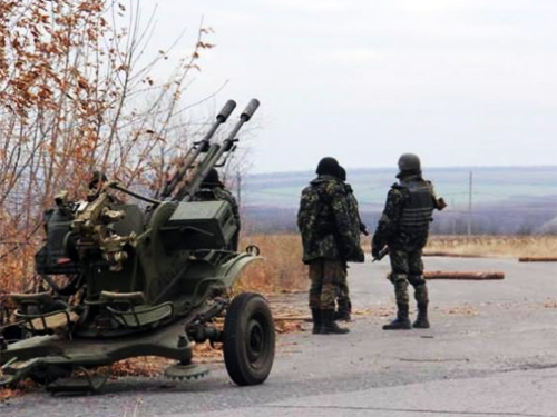 Однако, подчеркнул Порошенко, украинские военнослужащие имеют возможность обороняться, и в случае необходимости наносят удары в ответ на агрессию