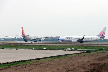 Airliners waiting to take off at Taiwan Taoyuan International Airport, March 2, 2015. (Photo/Chen Chi-chuan)