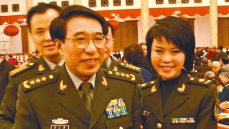 Late PLA general Xu Caihou and his daughter Xu Sining in an undated photo. (Internet photo)