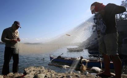 Ngư dân Philippines ở thị trấn Masinloc, tỉnh Zambales, cách bãi cạn Scarborough 130 hải lý Ảnh: REUTERS