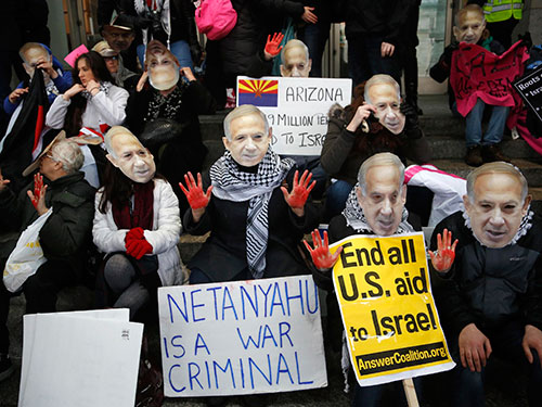 Một nhóm người biểu tình phản đối Thủ tướng Israel Benjamin Netanyahu tại thủ đô Washington - Mỹ hôm 1-3 Ảnh: Reuters