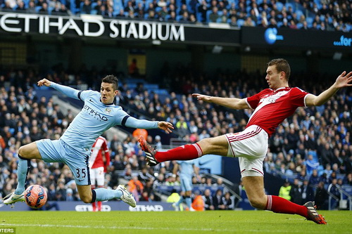 Ben Gibson ngăn cản cú sút của Stevan Jovetic (phải)