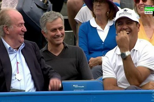 Mourinho trò chuyện cùng HLV Toni Nadal, bên cạnh là Quốc vương Tây Ban Nha Juan Carlos