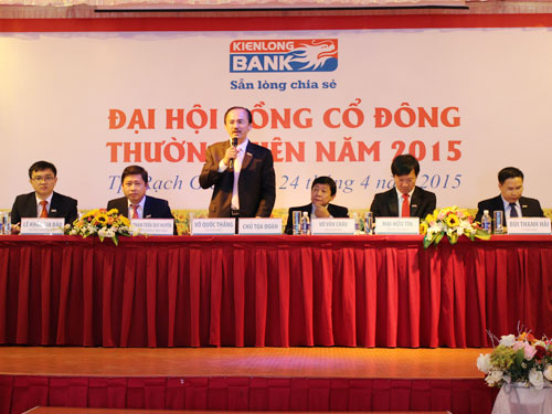 Ông Võ Quốc Thắng (đứng), Chủ tịch HĐQT KienlongBank