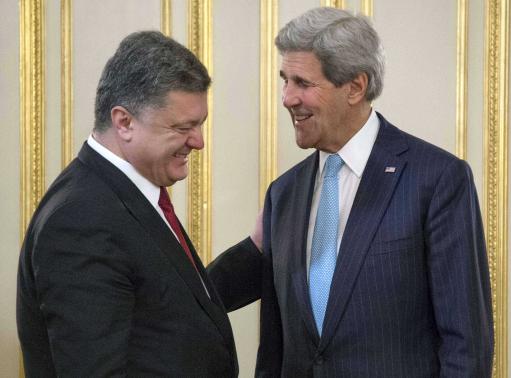 Ngoại trưởng Mỹ John Kerry hội đàm với Tổng thống Ukraine Poroshenko. Ảnh: Reuters