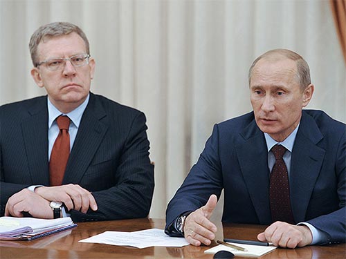 Cựu bộ trưởng tài chính Nga Alexei Kudrin (trái) cho biết sẵn sàng làm việc với Tổng thống Vladimir Putin Ảnh: RIA NOVOSTI