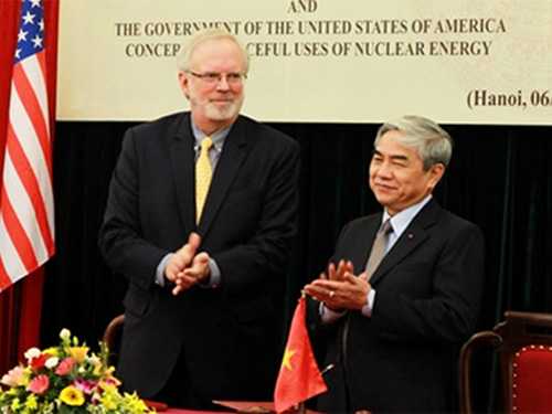 Bộ trưởng Bộ Khoa học và Công nghệ Nguyễn Quân và Đại sứ David Shear tại lễ ký Hiệp định Hợp tác hạt nhân dân sự Việt Nam - Mỹ ngày 6-5-2014 tại Hà Nội.