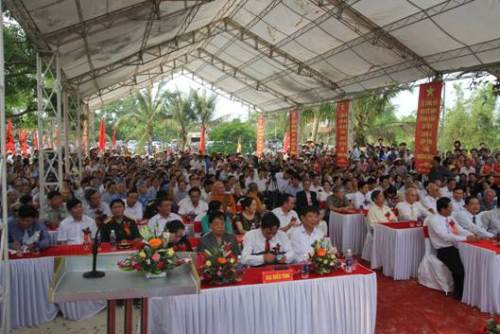Cán bộ, nhân dân huyện Lệ Thủy trong một buổi lễ công bố quyết định xếp hạng di tích lịch sử Chùa Hoằng