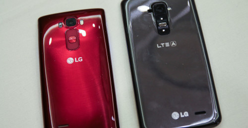 LG G Flex 2 (trái) và LG G3