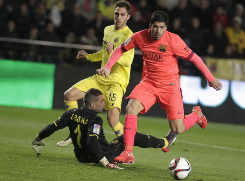 Luis Suarez mạnh mẽ đánh bại hàng thủ Villarreal và ghi bàn